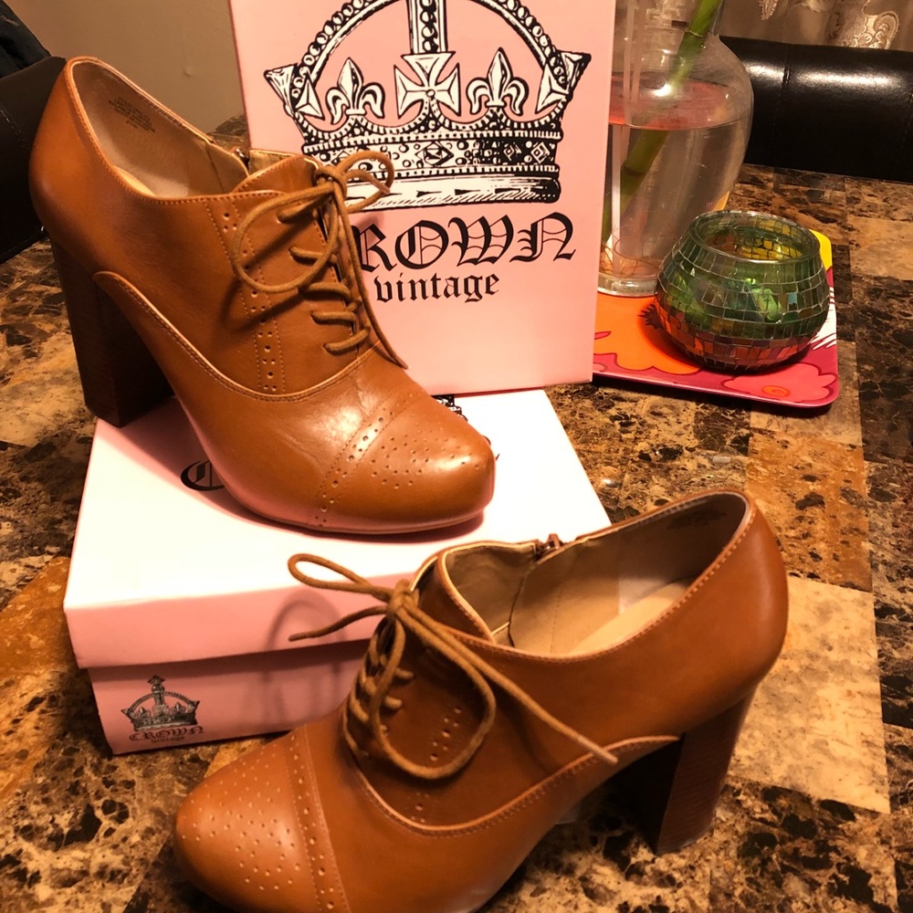 Heeled Oxford type shoe